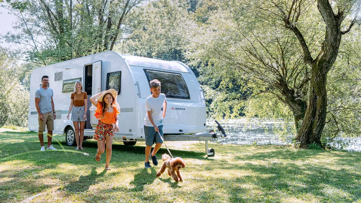 Familie vor einem ADRIA ALTEA Wohnwagen