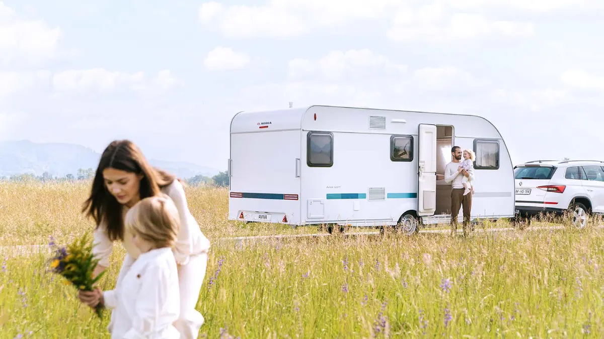 ADRIA AVIVA Lite Wohnwagen auf einer Wiese